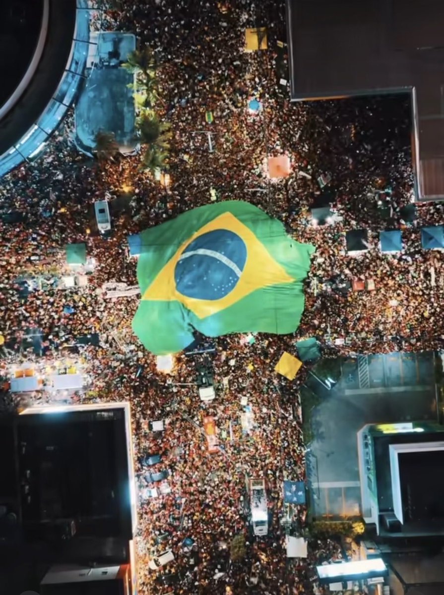 MarceloUchoa_'s tweet photo. 📌Não sei dizer quantas pessoas estiveram no ato da virada do presidente Lula, de hoje, em Fortaleza, só sei que fiquei em pé, por 1h30min, vendo a caminhada passar e, quando saí, as pessoas ainda estavam se deslocando. Talvez tenha sido a maior passeata que vi em Fortaleza durante toda vida e olha que já vi muitas! Em Fortaleza, comecei nas Diretas já, aos 8 anos, após chegar da clandestinidade política no Rio com a Anistia de 79. Foi simplesmente monumental. Pelo que conheço de política, não se perde uma eleição depois de uma mobilização assim. Bora pra cima, Brasil. Venceremos!! Deslizem os slides. ✊🚩