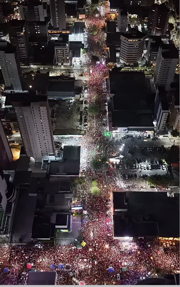 MarceloUchoa_'s tweet photo. 📌Não sei dizer quantas pessoas estiveram no ato da virada do presidente Lula, de hoje, em Fortaleza, só sei que fiquei em pé, por 1h30min, vendo a caminhada passar e, quando saí, as pessoas ainda estavam se deslocando. Talvez tenha sido a maior passeata que vi em Fortaleza durante toda vida e olha que já vi muitas! Em Fortaleza, comecei nas Diretas já, aos 8 anos, após chegar da clandestinidade política no Rio com a Anistia de 79. Foi simplesmente monumental. Pelo que conheço de política, não se perde uma eleição depois de uma mobilização assim. Bora pra cima, Brasil. Venceremos!! Deslizem os slides. ✊🚩