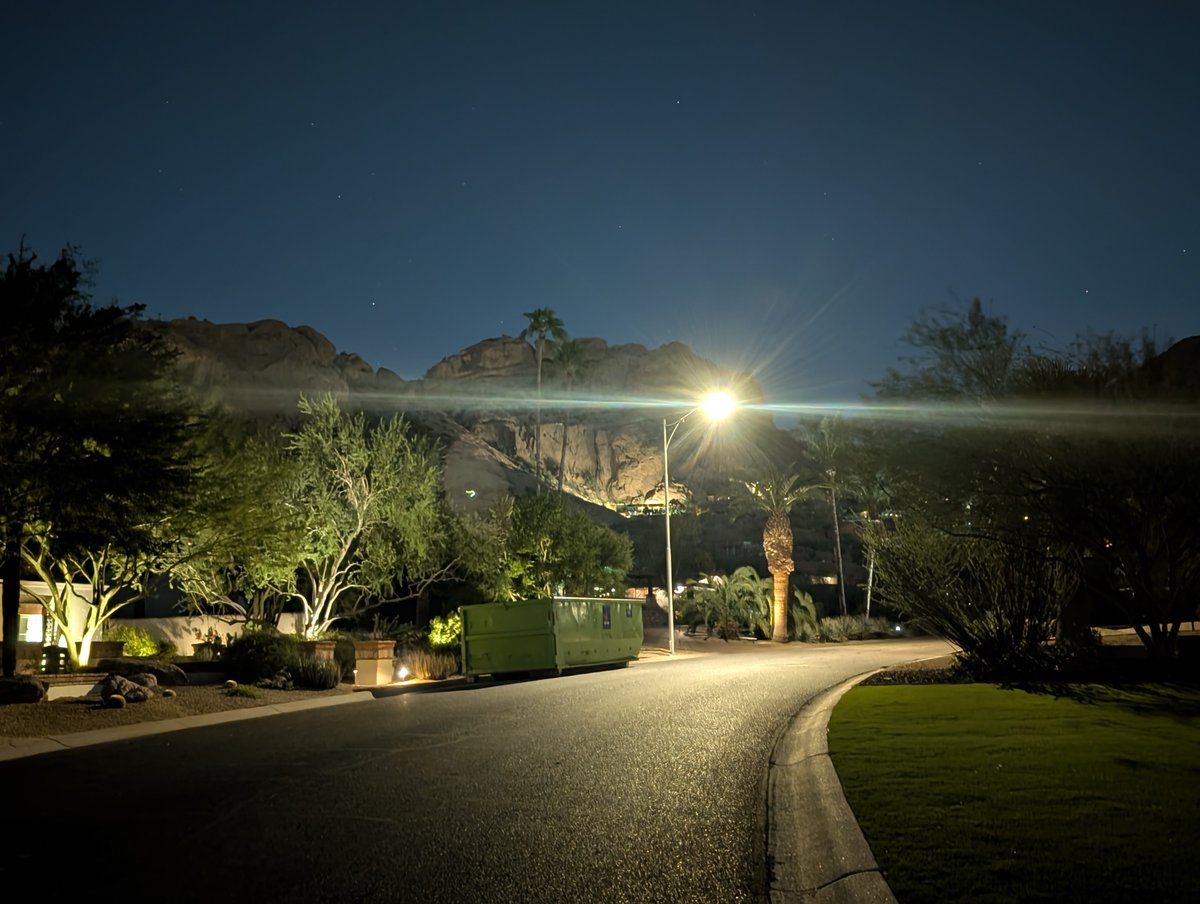 HillaryHutton's tweet photo. Tonight's walk. 
#CamelbackMountain
#Phoenix https://t.co/PuQQpbYu9I