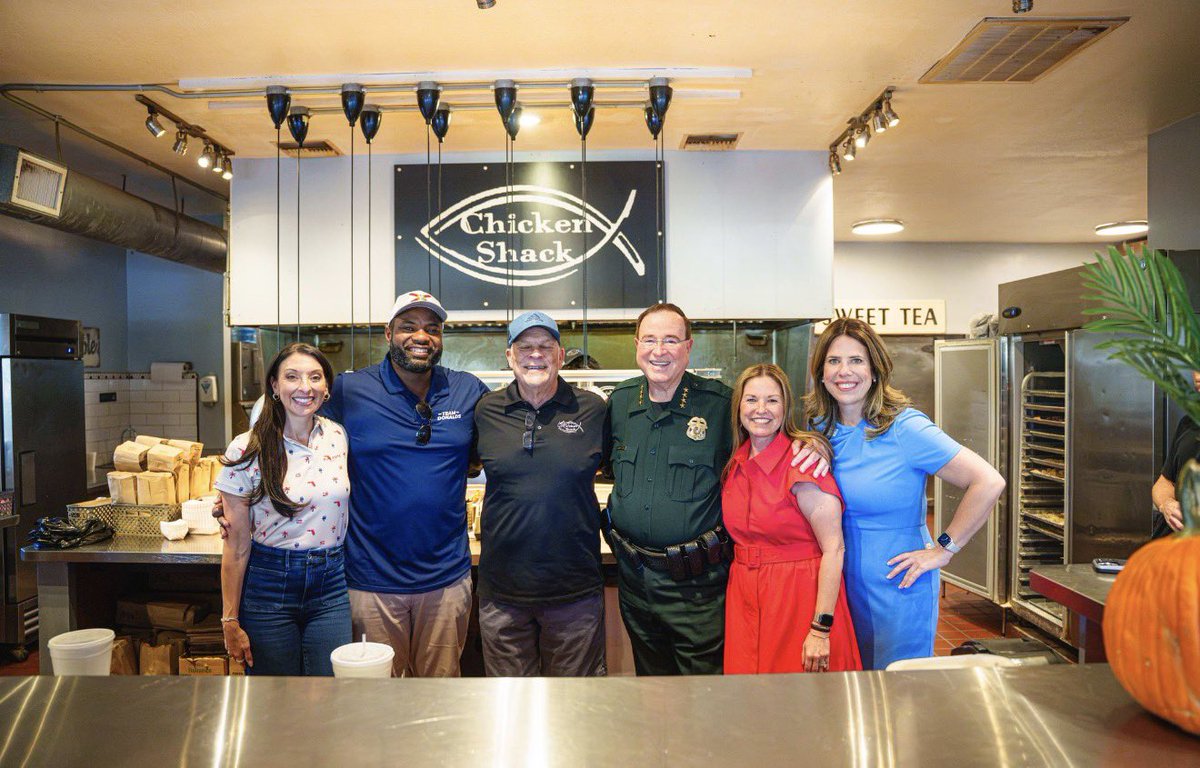 ByronDonalds's tweet photo. Thank you for a great stop, Polk County! 

Proud to stand with @PolkCoSheriff and @GovGoneWild in Bartow.

Keeping our communities safe and making Florida more affordable takes leaders who get things done. I’m grateful to have them in my corner as we head toward November 3. https://t.co/gCEJthtILk