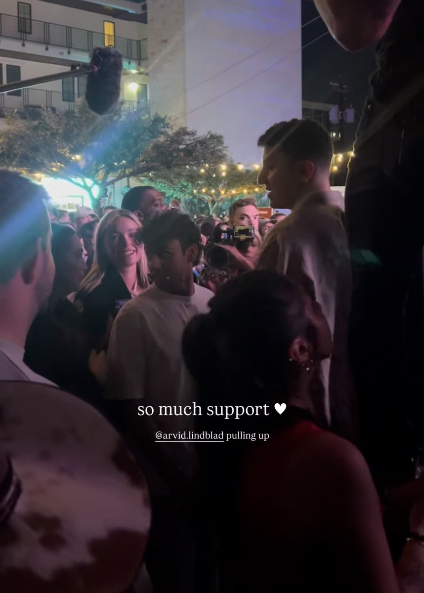 honeybadjar's tweet photo. Boyfriend AND best friend came out to see him . Liam is so loved https://t.co/JaP5jDkQ2E
