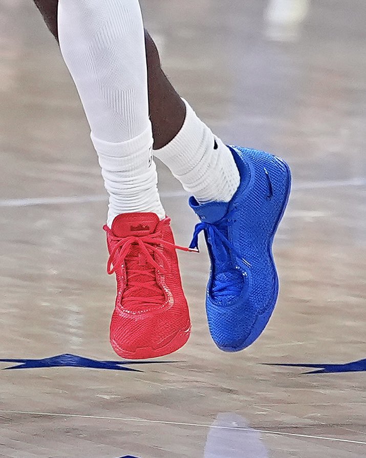 ComplexSneakers's tweet photo. LeBron James rocks a mismatched "Philly" Nike LeBron 24 for his home debut 🔔

📸: Getty https://t.co/kLl4fjRjg9