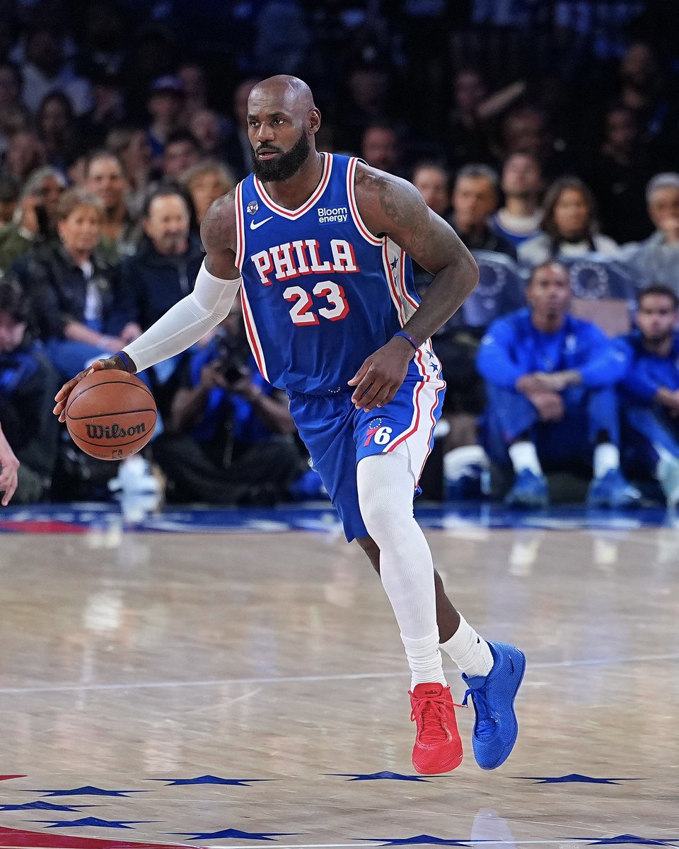 ComplexSneakers's tweet photo. LeBron James rocks a mismatched "Philly" Nike LeBron 24 for his home debut 🔔

📸: Getty https://t.co/kLl4fjRjg9