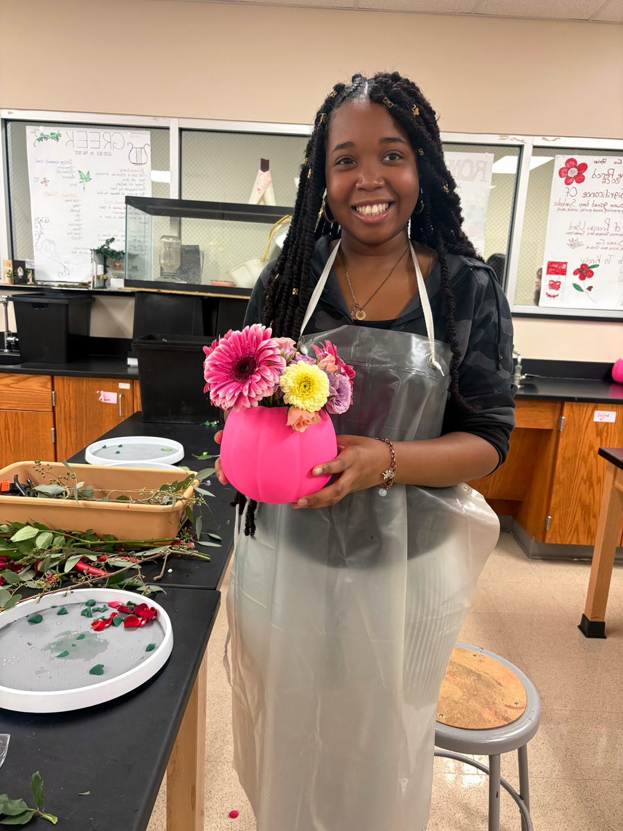 Grissom_ag's tweet photo. Our floral and FFA students creating wonderful arrangements for the Spring ISD CTE Advisory board dinner this evening. @cwhs_springisd @SpringISD_CTE @SpringISD https://t.co/EhdBJNSrEI
