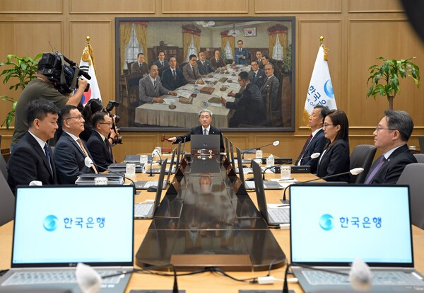ChainCatcher_EN's tweet photo. 🇰🇷 South Korea seeks to regulate stablecoins as payment instruments.

The government and Bank of Korea are pushing to amend the Foreign Exchange Transactions Act, Digital Asset reports. 

South Korea is also drafting a Digital Asset Basic Act to establish exchange licensing and stablecoin issuance rules.