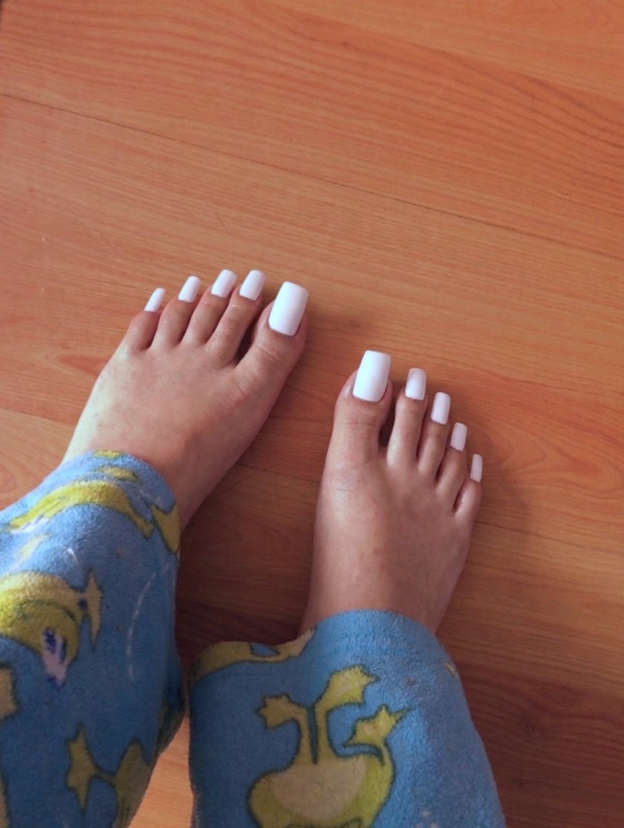 DaniButtBunny's tweet photo. Getting longer every day🥺✨ do you like them white? 🤍
#femboy #longtoenails #footfetish #toes https://t.co/31lengRdmD