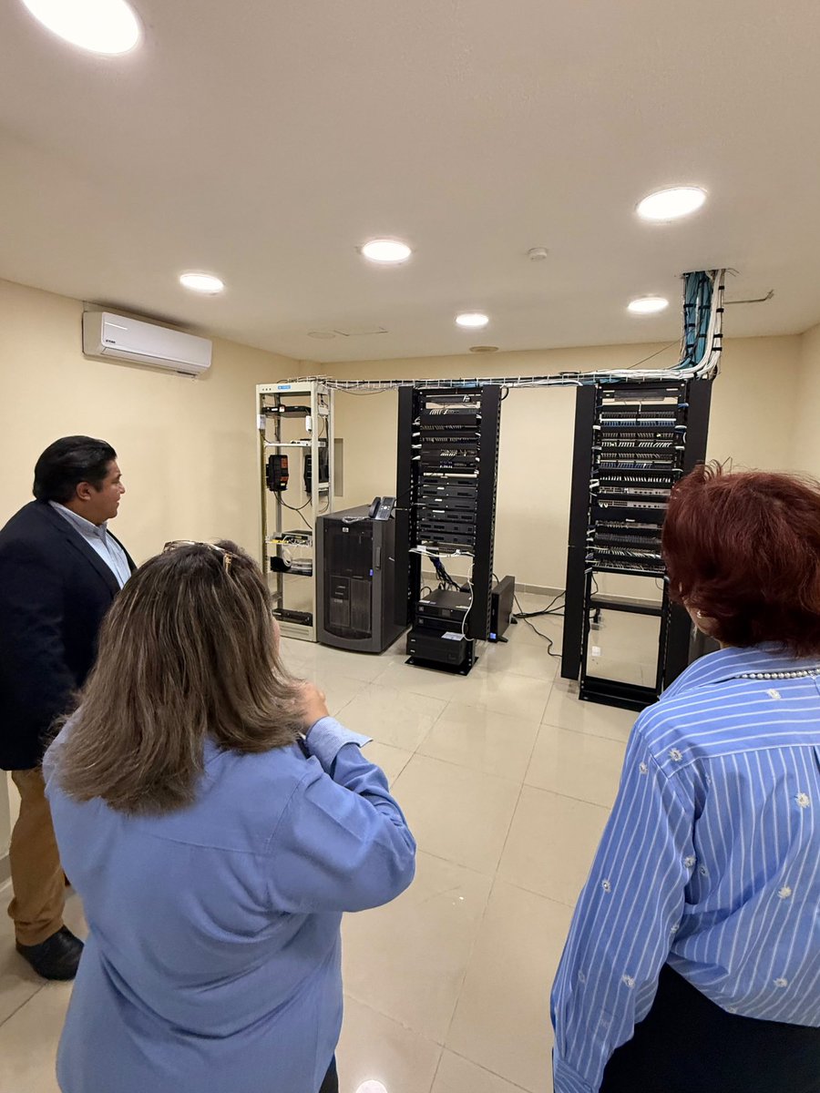 IMSSGro's tweet photo. 🏥💻 La titular del #IMSSGuerrero, Dra. María de Lourdes Díaz Espinosa, supervisó las áreas de Desarrollo de Personal e Informática para revisar sus actividades, infraestructura tecnológica y procesos administrativos, en favor de una operación más eficiente. https://t.co/88qsIEVTTG