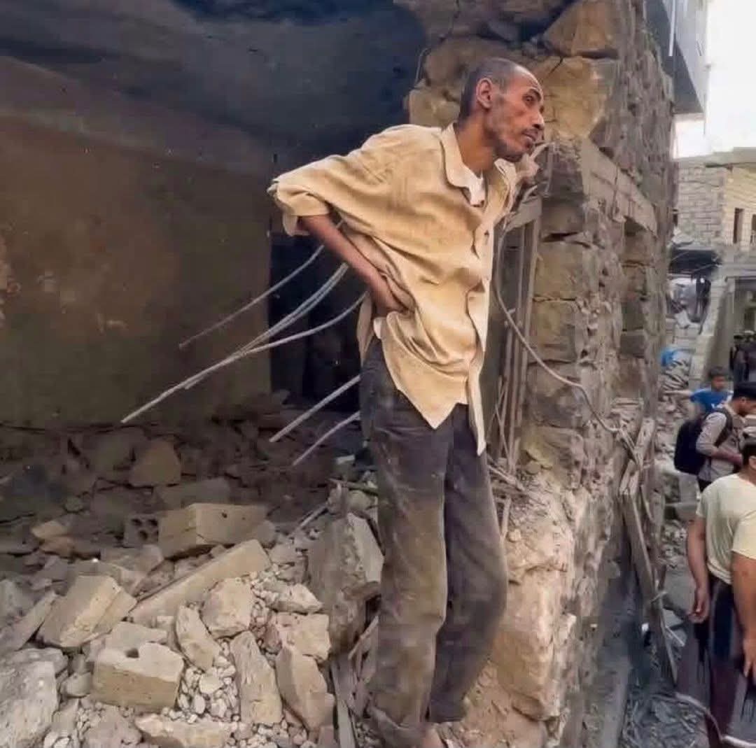 MAlhlal74737's tweet photo. كم نسبة القهر والوجع الذي في هذا الادمي بعد ما ضربوا بيته بصاروخ بالستي. وكان الحوثي القذر يطلب الدعم من الماطنين على انه شضرب بهذا الصوا يخ اسرائيل وكان كل يوم تصل رسائل للمواطنين لدعم القوة الصاروخيه https://t.co/D3IvjtcT2T