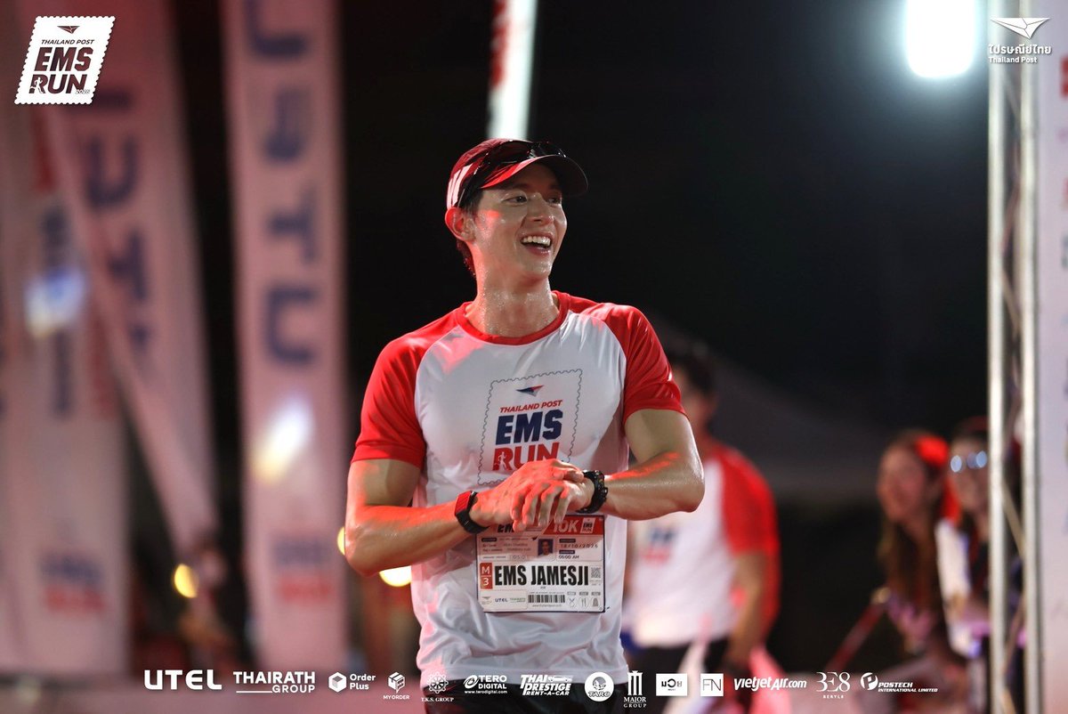 startalkent's tweet photo. สิ้นสุดไปแล้วกับกิจกรรม “THAILAND POST EMS RUN 2026” ไปรฯ ให้ถึง…ทุกก้าวมีความหมาย เนื่องในโอกาสก้าวสู่ 144 ปี และครบรอบ 40 ปี ส่งด่วน EMS ในวันนี้พี่ไปรฯ ขอรวมโมเมนต์แห่งความสุขและพลังบวก แม้มีสายฝนโปรยปราย แต่ก็ไม่ทำให้บรรยากาศลดความคึกคักลง

โดยมีเหล่าคนดังอย่าง เจมส์ – จิรายุ ตั้งศรีสุข, เต้ย – พงศกร เมตตาริกานนท์, คุกกี้ – ญดา สุวรรณปัฏนะ และ เฉียง – วรฉัตร ธำรงวรางกูร มาร่วมเติมสีสัน พร้อมส่งต่อความสุขผ่านทุกก้าวของการวิ่งให้มีความหมาย ซึ่งนอกจากจะได้ออกกำลังกายเพื่อสุขภาพแล้ว ยังได้ร่วมเป็นส่วนหนึ่งในการทำบุญสมทบทุนช่วยเหลือโรงพยาบาลสมเด็จพระสังฆราช (อมฺพรมหาเถร) จังหวัดราชบุรี อีกด้วย

·       ชวนค้นหาเป้าหมาย ให้ทุกก้าวของการวิ่งมีความหมาย

เริ่มที่ “เจมส์ จิรายุ” ซึ่งทุบสถิติ New PB โดยใช้เวลาเพียง 48:56 นาที ในระยะ 11 กิโลเมตร เจ้าตัวเผยถึงความประทับใจในครั้งนี้ว่า รู้สึกประทับใจทั้งบรรยากาศที่น่ารักและเส้นทางที่พานักวิ่งผ่านแลนด์มาร์กสำคัญ ตั้งแต่อาคารไปรษณีย์กลาง วัดต่าง ๆ ไปจนถึงอนุสาวรีย์ประชาธิปไตย ซึ่งเป็นประสบการณ์ที่หาโอกาสได้ไม่บ่อยนัก โดยมองว่าการวิ่งครั้งนี้มีความหมายมากกว่าการพิชิตระยะทาง เพราะทุกก้าวยังเป็นการส่งต่อพลังงานดี ๆ  ให้ทั้งตัวเองและคนรอบข้าง พร้อมร่วมทำบุญไปด้วย นอกจากนี้ ยังฝากถึงแฟน ๆ รวมถึงคนรักสุขภาพด้วยว่า

“อยากให้ทุกคนค้นหาเป้าหมายของตัวเองให้เจอ ไม่ว่าจะวิ่งเพื่อสุขภาพ เพื่อคนอื่น หรือเพื่อฮีลใจตัวเอง และที่สำคัญขอให้ดูแลร่างกาย ออกกำลังกายอย่างปลอดภัย ไม่บาดเจ็บ”

·       แชร์โมเมนต์ลุย 10K กลางสายฝน ชื่นชมพลังน้ำใจของนักวิ่ง

ด้าน “เต้ย พงศกร” นักวิ่งขาแรงที่ออกสตาร์ตวิ่ง 10 กิโลเมตร และสามารถทำเวลาได้ 45 นาที มองว่างานนี้เป็นอีกหนึ่งสนามซ้อมก่อนเตรียมตัวไปวิ่งนิวยอร์กมาราธอน ระยะ 42 กิโลเมตร ในเดือนพฤศจิกายนนี้ แต่ไฮไลต์ที่ทำให้ประทับใจไม่แพ้เส้นทางวิ่ง และสายฝนที่โปรยปรายให้เย็นชุ่มฉ่ำ คือของฝากนักวิ่งที่หาจากที่ไหนไม่ได้นอกจากงานนี้ ทั้ง iStamp ที่สามารถออกแบบแสตมป์ให้เป็นรูปตัวเองหนึ่งเดียวในโลก เหรียญ Finisher ดีไซน์ตัวอักษร E-M-S อีกทั้งยังแอบแง้มมาว่า ถ้วยรางวัลสวยมากจนอยากได้มาไว้ครอบครอง

นอกจากนี้ ยังร่วมอนุโมทนาบุญกับผู้ร่วมวิ่งทุก ๆ ท่านที่ร่วมเป็นส่วนหนึ่งในการสนับสนุนโรงพยาบาลสมเด็จพระสังฆราช (อมฺพรมหาเถร) ก่อนจะทิ้งท้ายร่วมแสดงความยินดีกับการครบรอบ 40 ปี ส่งด่วนว่า “ขอให้อยู่เคียงข้างคนไทยตลอดไป”

·       เก็บความทรงจำดี ๆ พร้อมแบ่งปันพลังบวกให้สังคม

ขณะที่ “คุกกี้ ญดา” นักแสดงสาวสุดแกร่งที่เลือกวิ่งระยะ 10 กิโลเมตรแบบสบาย ๆ ใช้เวลาประมาณ 1 ชั่วโมง 5 นาที ได้มีโอกาสซึมซับบรรยากาศและเก็บความประทับใจตั้งแต่ก้าวเท้าเข้ามาที่อาคารไปรษณีย์กลาง บางรัก ไปจนถึงการออกตัววิ่งจนถึงเส้นชัย

โดยเฉพาะเส้นทางวิ่งบนช่วงถนนบริเวณอนุสาวรีย์ประชาธิปไตย มีแสงไฟประดับประดาสวยงาม นอกจากจะได้ออกกำลังกายและร่วมกิจกรรมสนุก ๆ แล้ว การได้ทำบุญยังเป็นอีกหนึ่งเหตุผลสำคัญที่ทำให้ตัดสินใจลงวิ่งในสนามนี้ โดยเผยว่า “นอกจากเราจะได้วิ่ง ได้ออกกำลังกาย และได้ความสนุกแล้ว ยังได้ทำบุญอีกด้วย” ทั้งนี้ คุณคุกกี้ยังเล่าถึงความผูกพันกับไปรษณีย์ไทยด้วยว่าไปรษณีย์ไทยเป็นเหมือนสถานที่ที่คุ้นเคยมาตั้งแต่เด็ก และอยากให้บริการนี้อยู่คู่คนไทยไปนาน ๆ

·       เปิดประสบการณ์วิ่งกลางกรุง พร้อมชมความครีเอทีฟ

ปิดท้ายด้วยคอนเทนต์ครีเอเตอร์ชื่อดัง “เฉียง วรฉัตร” หรือ “เฉียงเฉียง ไปอยู่ไหนมา” ที่มาร่วมวิ่งบนถนนในกรุงเทพฯ เป็นครั้งแรก โดยลงสนามระยะ 5 กิโลเมตร ทำเวลาได้อย่างรวดเร็วอยู่ที่ 30 นาที เจ้าตัวประทับใจทั้งการจัดงานและพลังของนักวิ่งรอบตัว ซึ่งช่วยเติมแรงฮึดให้วิ่งได้อย่างเต็มที่ พร้อมเล่าถึงความทรงจำที่มีต่อสถานีรถไฟหัวลำโพง จุดหมายที่เคยเดินทางไปขึ้นรถไฟเพื่อแบ็กแพ็ก แต่ครั้งนี้ได้กลับมาผ่านสถานที่เดิมในฐานะนักวิ่ง

นอกจากนี้ เจ้าตัวยังได้ถ่ายทอดความรู้สึกภาคภูมิใจที่ได้มีโอกาสร่วมวิ่งในงานครั้งนี้ โดยเฉพาะการได้ยืนอยู่ในแถวเดียวกับบุคคลที่ชื่นชม ทั้งเจมส์ จิรายุ วีเจจ๋า เต้ย พงศกร และนักวิ่งอีกหลายท่าน จนเกิดความรู้สึกประทับใจ พร้อมตั้งใจวิ่งอย่างเต็มที่กับโอกาสที่ได้รับ ก่อนคว้าอันดับ 6 และขอขอบคุณไปรษณีย์ไทยจากใจที่มอบประสบการณ์อันน่าจดจำในโอกาสครบรอบ 40 ปี EMS

อีกหนึ่งความประทับใจคือความคิดสร้างสรรค์ในการออกแบบของที่ระลึกไม่เหมือนใคร ทั้งเหรียญรางวัลและแสตมป์ที่มีเอกลักษณ์เฉพาะตัว รวมถึงได้เห็นว่ามีน้อง ๆ เจนซีมาร่วมวิ่งในสนามนี้จำนวนมาก สะท้อนความครีเอทีฟของไปรษณีย์ไทยที่ไม่หยุดนิ่ง พร้อมฝากคำอวยพรเนื่องในโอกาสก้าวสู่ 144 ปี ไปรษณีย์ไทย และครบรอบ 40 ปี บริการส่งด่วน EMS