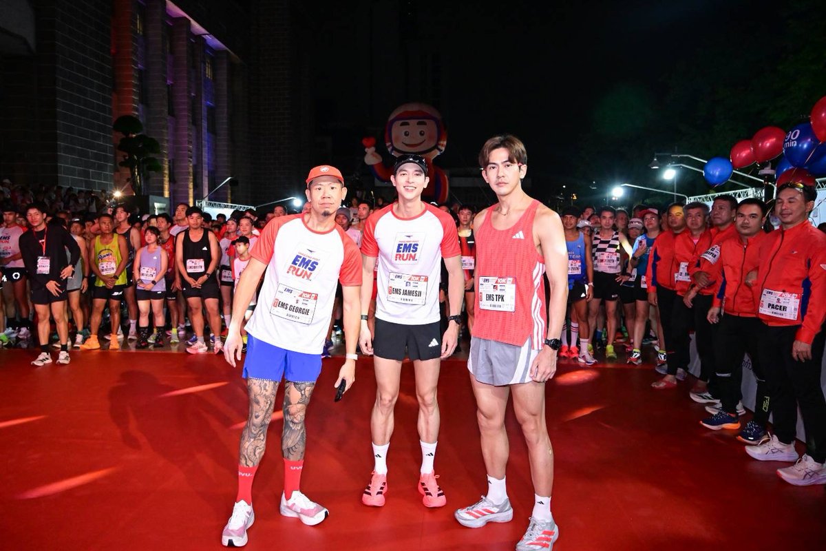 startalkent's tweet photo. สิ้นสุดไปแล้วกับกิจกรรม “THAILAND POST EMS RUN 2026” ไปรฯ ให้ถึง…ทุกก้าวมีความหมาย เนื่องในโอกาสก้าวสู่ 144 ปี และครบรอบ 40 ปี ส่งด่วน EMS ในวันนี้พี่ไปรฯ ขอรวมโมเมนต์แห่งความสุขและพลังบวก แม้มีสายฝนโปรยปราย แต่ก็ไม่ทำให้บรรยากาศลดความคึกคักลง

โดยมีเหล่าคนดังอย่าง เจมส์ – จิรายุ ตั้งศรีสุข, เต้ย – พงศกร เมตตาริกานนท์, คุกกี้ – ญดา สุวรรณปัฏนะ และ เฉียง – วรฉัตร ธำรงวรางกูร มาร่วมเติมสีสัน พร้อมส่งต่อความสุขผ่านทุกก้าวของการวิ่งให้มีความหมาย ซึ่งนอกจากจะได้ออกกำลังกายเพื่อสุขภาพแล้ว ยังได้ร่วมเป็นส่วนหนึ่งในการทำบุญสมทบทุนช่วยเหลือโรงพยาบาลสมเด็จพระสังฆราช (อมฺพรมหาเถร) จังหวัดราชบุรี อีกด้วย

·       ชวนค้นหาเป้าหมาย ให้ทุกก้าวของการวิ่งมีความหมาย

เริ่มที่ “เจมส์ จิรายุ” ซึ่งทุบสถิติ New PB โดยใช้เวลาเพียง 48:56 นาที ในระยะ 11 กิโลเมตร เจ้าตัวเผยถึงความประทับใจในครั้งนี้ว่า รู้สึกประทับใจทั้งบรรยากาศที่น่ารักและเส้นทางที่พานักวิ่งผ่านแลนด์มาร์กสำคัญ ตั้งแต่อาคารไปรษณีย์กลาง วัดต่าง ๆ ไปจนถึงอนุสาวรีย์ประชาธิปไตย ซึ่งเป็นประสบการณ์ที่หาโอกาสได้ไม่บ่อยนัก โดยมองว่าการวิ่งครั้งนี้มีความหมายมากกว่าการพิชิตระยะทาง เพราะทุกก้าวยังเป็นการส่งต่อพลังงานดี ๆ  ให้ทั้งตัวเองและคนรอบข้าง พร้อมร่วมทำบุญไปด้วย นอกจากนี้ ยังฝากถึงแฟน ๆ รวมถึงคนรักสุขภาพด้วยว่า

“อยากให้ทุกคนค้นหาเป้าหมายของตัวเองให้เจอ ไม่ว่าจะวิ่งเพื่อสุขภาพ เพื่อคนอื่น หรือเพื่อฮีลใจตัวเอง และที่สำคัญขอให้ดูแลร่างกาย ออกกำลังกายอย่างปลอดภัย ไม่บาดเจ็บ”

·       แชร์โมเมนต์ลุย 10K กลางสายฝน ชื่นชมพลังน้ำใจของนักวิ่ง

ด้าน “เต้ย พงศกร” นักวิ่งขาแรงที่ออกสตาร์ตวิ่ง 10 กิโลเมตร และสามารถทำเวลาได้ 45 นาที มองว่างานนี้เป็นอีกหนึ่งสนามซ้อมก่อนเตรียมตัวไปวิ่งนิวยอร์กมาราธอน ระยะ 42 กิโลเมตร ในเดือนพฤศจิกายนนี้ แต่ไฮไลต์ที่ทำให้ประทับใจไม่แพ้เส้นทางวิ่ง และสายฝนที่โปรยปรายให้เย็นชุ่มฉ่ำ คือของฝากนักวิ่งที่หาจากที่ไหนไม่ได้นอกจากงานนี้ ทั้ง iStamp ที่สามารถออกแบบแสตมป์ให้เป็นรูปตัวเองหนึ่งเดียวในโลก เหรียญ Finisher ดีไซน์ตัวอักษร E-M-S อีกทั้งยังแอบแง้มมาว่า ถ้วยรางวัลสวยมากจนอยากได้มาไว้ครอบครอง

นอกจากนี้ ยังร่วมอนุโมทนาบุญกับผู้ร่วมวิ่งทุก ๆ ท่านที่ร่วมเป็นส่วนหนึ่งในการสนับสนุนโรงพยาบาลสมเด็จพระสังฆราช (อมฺพรมหาเถร) ก่อนจะทิ้งท้ายร่วมแสดงความยินดีกับการครบรอบ 40 ปี ส่งด่วนว่า “ขอให้อยู่เคียงข้างคนไทยตลอดไป”

·       เก็บความทรงจำดี ๆ พร้อมแบ่งปันพลังบวกให้สังคม

ขณะที่ “คุกกี้ ญดา” นักแสดงสาวสุดแกร่งที่เลือกวิ่งระยะ 10 กิโลเมตรแบบสบาย ๆ ใช้เวลาประมาณ 1 ชั่วโมง 5 นาที ได้มีโอกาสซึมซับบรรยากาศและเก็บความประทับใจตั้งแต่ก้าวเท้าเข้ามาที่อาคารไปรษณีย์กลาง บางรัก ไปจนถึงการออกตัววิ่งจนถึงเส้นชัย

โดยเฉพาะเส้นทางวิ่งบนช่วงถนนบริเวณอนุสาวรีย์ประชาธิปไตย มีแสงไฟประดับประดาสวยงาม นอกจากจะได้ออกกำลังกายและร่วมกิจกรรมสนุก ๆ แล้ว การได้ทำบุญยังเป็นอีกหนึ่งเหตุผลสำคัญที่ทำให้ตัดสินใจลงวิ่งในสนามนี้ โดยเผยว่า “นอกจากเราจะได้วิ่ง ได้ออกกำลังกาย และได้ความสนุกแล้ว ยังได้ทำบุญอีกด้วย” ทั้งนี้ คุณคุกกี้ยังเล่าถึงความผูกพันกับไปรษณีย์ไทยด้วยว่าไปรษณีย์ไทยเป็นเหมือนสถานที่ที่คุ้นเคยมาตั้งแต่เด็ก และอยากให้บริการนี้อยู่คู่คนไทยไปนาน ๆ

·       เปิดประสบการณ์วิ่งกลางกรุง พร้อมชมความครีเอทีฟ

ปิดท้ายด้วยคอนเทนต์ครีเอเตอร์ชื่อดัง “เฉียง วรฉัตร” หรือ “เฉียงเฉียง ไปอยู่ไหนมา” ที่มาร่วมวิ่งบนถนนในกรุงเทพฯ เป็นครั้งแรก โดยลงสนามระยะ 5 กิโลเมตร ทำเวลาได้อย่างรวดเร็วอยู่ที่ 30 นาที เจ้าตัวประทับใจทั้งการจัดงานและพลังของนักวิ่งรอบตัว ซึ่งช่วยเติมแรงฮึดให้วิ่งได้อย่างเต็มที่ พร้อมเล่าถึงความทรงจำที่มีต่อสถานีรถไฟหัวลำโพง จุดหมายที่เคยเดินทางไปขึ้นรถไฟเพื่อแบ็กแพ็ก แต่ครั้งนี้ได้กลับมาผ่านสถานที่เดิมในฐานะนักวิ่ง

นอกจากนี้ เจ้าตัวยังได้ถ่ายทอดความรู้สึกภาคภูมิใจที่ได้มีโอกาสร่วมวิ่งในงานครั้งนี้ โดยเฉพาะการได้ยืนอยู่ในแถวเดียวกับบุคคลที่ชื่นชม ทั้งเจมส์ จิรายุ วีเจจ๋า เต้ย พงศกร และนักวิ่งอีกหลายท่าน จนเกิดความรู้สึกประทับใจ พร้อมตั้งใจวิ่งอย่างเต็มที่กับโอกาสที่ได้รับ ก่อนคว้าอันดับ 6 และขอขอบคุณไปรษณีย์ไทยจากใจที่มอบประสบการณ์อันน่าจดจำในโอกาสครบรอบ 40 ปี EMS

อีกหนึ่งความประทับใจคือความคิดสร้างสรรค์ในการออกแบบของที่ระลึกไม่เหมือนใคร ทั้งเหรียญรางวัลและแสตมป์ที่มีเอกลักษณ์เฉพาะตัว รวมถึงได้เห็นว่ามีน้อง ๆ เจนซีมาร่วมวิ่งในสนามนี้จำนวนมาก สะท้อนความครีเอทีฟของไปรษณีย์ไทยที่ไม่หยุดนิ่ง พร้อมฝากคำอวยพรเนื่องในโอกาสก้าวสู่ 144 ปี ไปรษณีย์ไทย และครบรอบ 40 ปี บริการส่งด่วน EMS