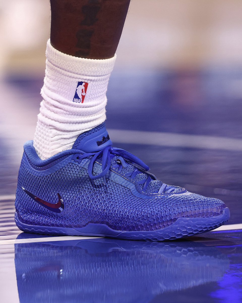 SLAMKicks's tweet photo. Writing Philly’s next declaration 🔔

LeBron made his 76ers home debut in a mismatched Nike LeBron 24. https://t.co/FanFjhEK9k