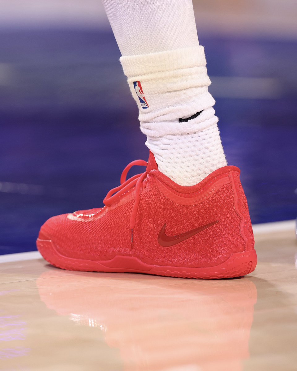 SLAMKicks's tweet photo. Writing Philly’s next declaration 🔔

LeBron made his 76ers home debut in a mismatched Nike LeBron 24. https://t.co/FanFjhEK9k