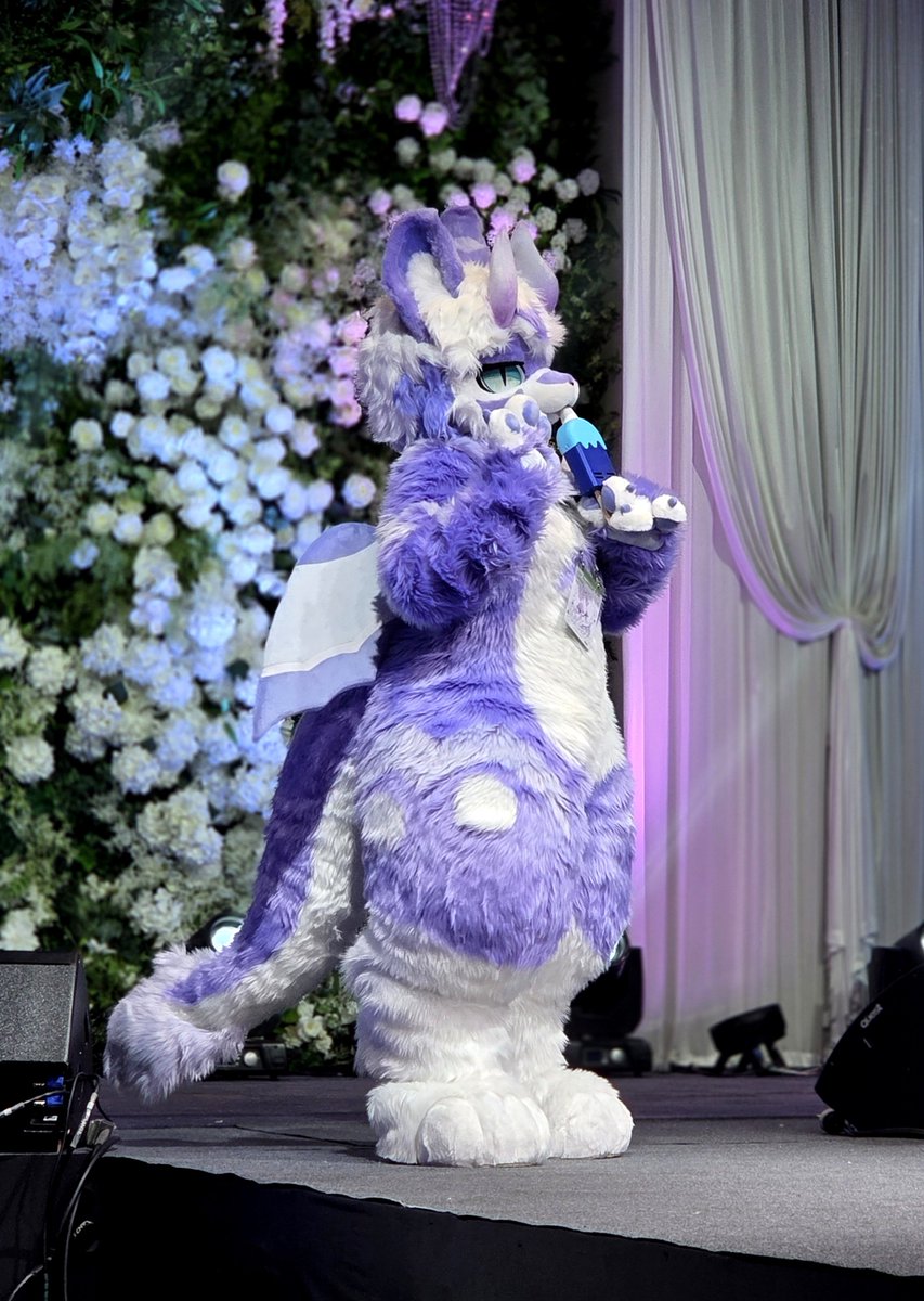 Qwertyas1108's tweet photo. #FursuitFriday  
오늘은 불금! 오늘만 지나면 주말! 다들 화이팅이에요! https://t.co/p44bfMNFvo
