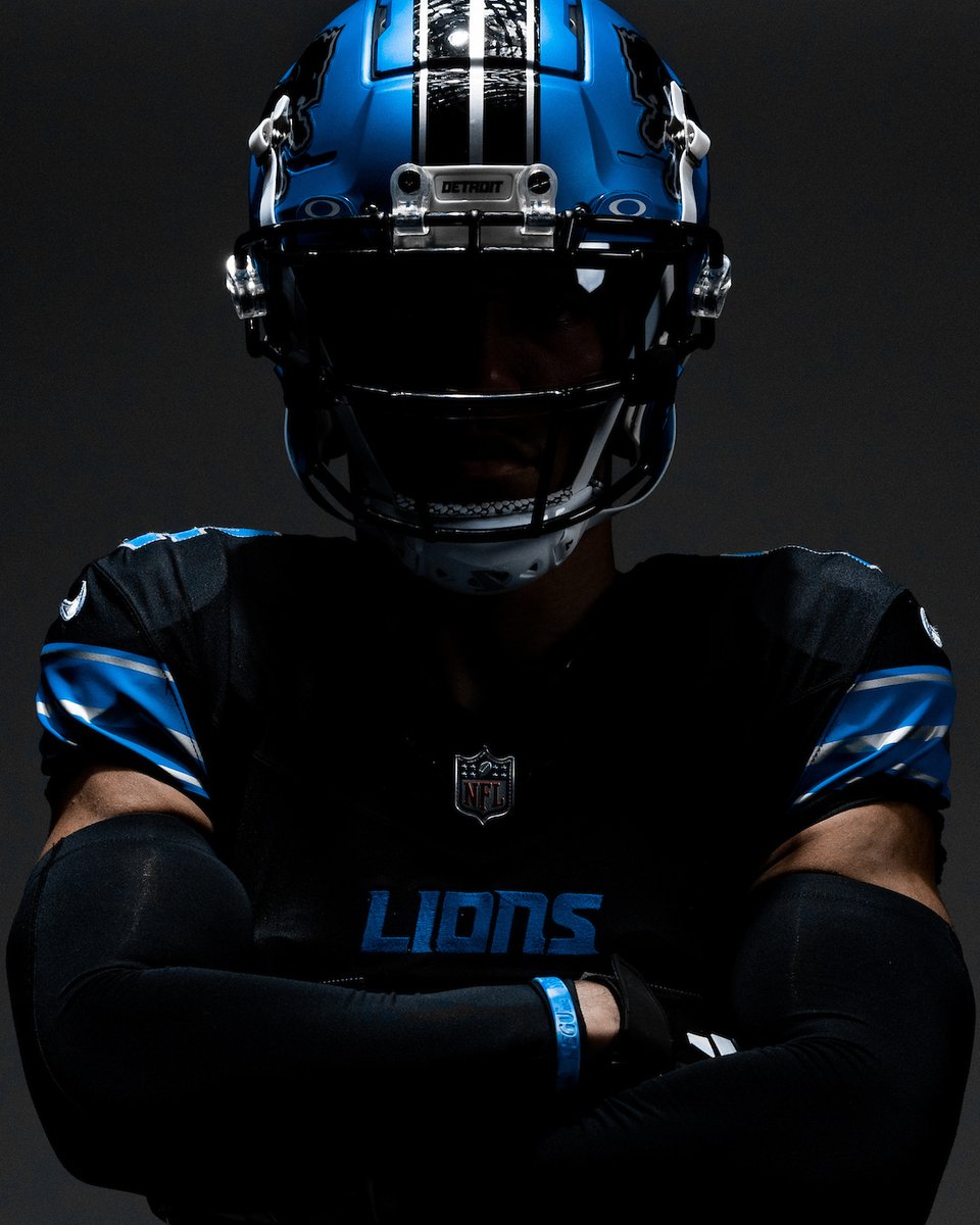 Lions's tweet photo. Men in black https://t.co/gN5sWP1gK8