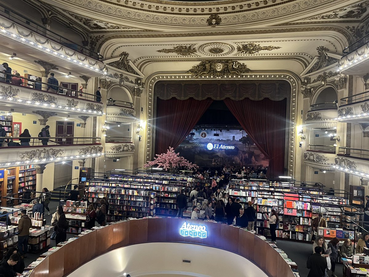 Lenbaneada's tweet photo. Yo fui un día de semana, cuando ni era temporada, no había ningun show y el ateneo era esto, sumándole que caba normalmente esta explotada por los mismos porteños imagínate la de gente q hay en caba paseando por lugares turísticos ahora mismo!! Chilena re mil pelotuda https://t.co/8TfIBAHv4O