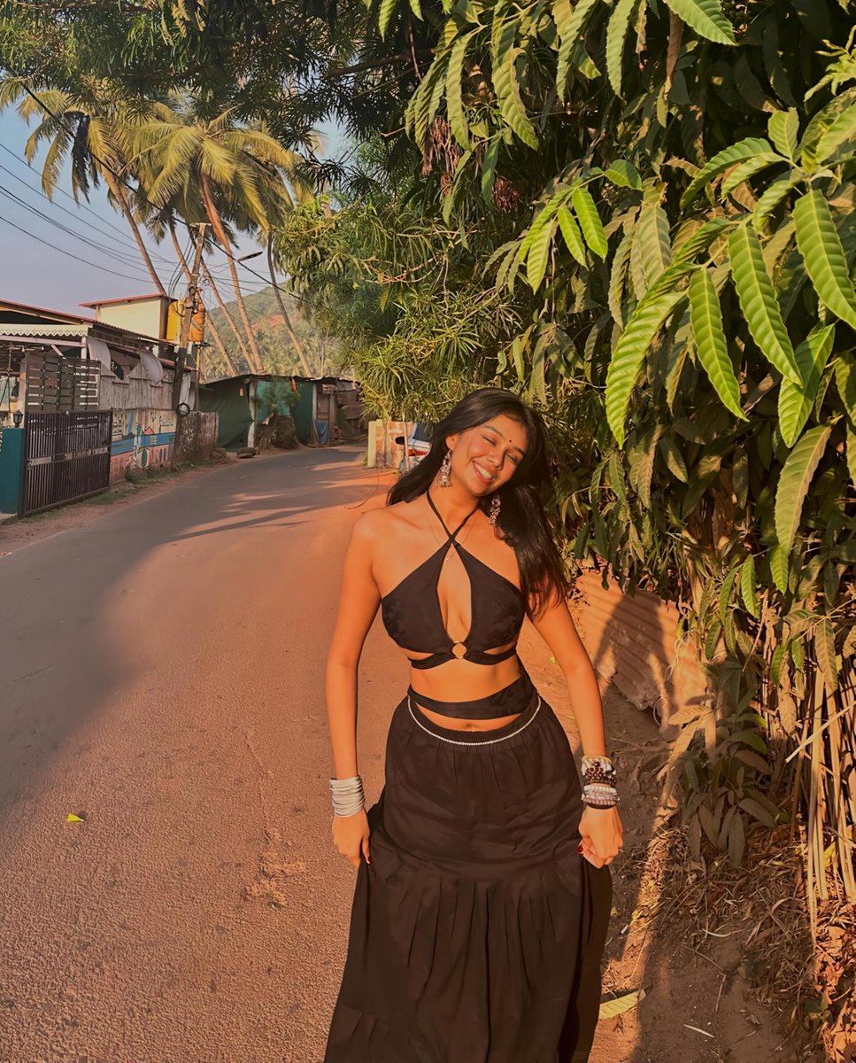 CrushOfTheDay_'s tweet photo. Golden hours, warm light, and happy minds ☀️
Ft. Amisha Pandeya

#GoldenHour #BohoChic #SunKissed #AestheticFeeds #GoldenHourGlow #OutfitInspo #StreetStyle #SunsetVibes https://t.co/OD6JMEfRb6