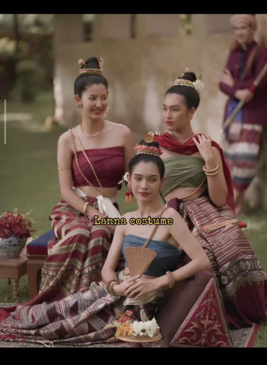 TiTiTaw1's tweet photo. ตอนที่จีนกับเกาหลีทำซีรีส์เรื่องนี้ นางเอกเดินทางย้อนเวลากลับไปยังยุคอดีตของประเทศตัวเอง แต่พอ GMMTV นำมาสร้างใหม่ในเวอร์ชัน Scarlet Heart Thailand นางเอกกลับไม่ได้ย้อนเวลาไปยังอาณาจักรล้านนาในอดีตของไทย แต่ดันข้ามไปโผล่ในยุครัตนโกสินทร์ของประเทศเพื่อนบ้านอย่างเมียนมาแทนซะอย่างนั้น! น่าอัศจรรย์จริง ๆ นะคะ ทั้งเสื้อผ้าและการร่ายรำก็ขนมาแบบครบชุดเลย

ถ้าอยากมาเที่ยวเมียนมาขนาดนั้น ทำไมไม่บอกกันล่วงหน้าล่ะคะ? พวกเราจะได้เตรียมต้อนรับกันอย่างเป็นทางการเสียหน่อย แต่กลับแอบมาเงียบ ๆ แล้วก็กลับไปโดยไม่แม้แต่จะทักทายเจ้าของบ้านอย่างเมียนมาเลย แบบนี้เรียกว่าไม่มีมารยาทหรือเปล่าคะ?

GMMTV คะ พวกเราไม่ได้เรียกร้องให้ยกเลิกซีรีส์เรื่องนี้นะคะ เราแค่ต้องการให้พวกคุณออกมาชี้แจงว่าเสื้อผ้าและการร่ายรำที่นำมาใช้นั้นมีต้นกำเนิดมาจากประเทศเมียนมาเท่านั้นเอง

ลองคิดดูสิคะ ถ้าประเทศอื่นนำชุดประจำชาติของไทยไปใช้โดยไม่แจ้ง ไม่ให้เครดิต หรือไม่กล่าวถึงที่มา พวกคุณจะยอมรับได้ไหมคะ? ตอบมาหน่อยสิคะ

ถ้าจะสร้าง Scarlet Heart ในเวอร์ชันไทย ก็ใช้ชุดประจำชาติและการร่ายรำแบบไทยสิคะ ทำไมไม่แสดงวัฒนธรรมของตัวเองให้คนทั่วโลกได้เห็นล่ะคะ? หรือว่าอายกันคะ?

ทั้งชีวิตเคยรำโดยถือเทียนมาตลอด แต่จู่ ๆ คราวนี้กลับถือโคมตะเกียงน้ำมันขึ้นมารำแทนซะอย่างนั้น! หรือเป็นเพราะชุดเมียนมาสง่างามและมีเอกลักษณ์มาก จนอดใจไม่ไหวต้องนำมาเลียนแบบกันคะ?

ถ้าชอบการลอกเลียนแบบขนาดนั้น ทำไมไม่ตั้งชื่อเรื่องว่า Scarlet Heart Myanmar ไปเลยล่ะคะ แทนที่จะใช้ชื่อ Scarlet Heart Thailand!

สิ่งที่พวกเราต้องการไม่ใช่การโจมตีนักแสดง แต่คือความเคารพต่อวัฒนธรรมเมียนมา การให้เครดิตอย่างเหมาะสม และคำชี้แจงที่ชัดเจนจาก @GMMTV ค่ะ!

GMMTV RESPECT OUR CULTURE

#RespectMyanmarCulture 
#CreditOurHetitage 
#ScarletHeartTH  @ScarletHeartTH