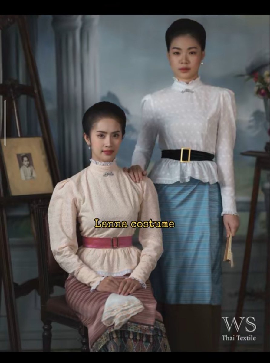 TiTiTaw1's tweet photo. ตอนที่จีนกับเกาหลีทำซีรีส์เรื่องนี้ นางเอกเดินทางย้อนเวลากลับไปยังยุคอดีตของประเทศตัวเอง แต่พอ GMMTV นำมาสร้างใหม่ในเวอร์ชัน Scarlet Heart Thailand นางเอกกลับไม่ได้ย้อนเวลาไปยังอาณาจักรล้านนาในอดีตของไทย แต่ดันข้ามไปโผล่ในยุครัตนโกสินทร์ของประเทศเพื่อนบ้านอย่างเมียนมาแทนซะอย่างนั้น! น่าอัศจรรย์จริง ๆ นะคะ ทั้งเสื้อผ้าและการร่ายรำก็ขนมาแบบครบชุดเลย

ถ้าอยากมาเที่ยวเมียนมาขนาดนั้น ทำไมไม่บอกกันล่วงหน้าล่ะคะ? พวกเราจะได้เตรียมต้อนรับกันอย่างเป็นทางการเสียหน่อย แต่กลับแอบมาเงียบ ๆ แล้วก็กลับไปโดยไม่แม้แต่จะทักทายเจ้าของบ้านอย่างเมียนมาเลย แบบนี้เรียกว่าไม่มีมารยาทหรือเปล่าคะ?

GMMTV คะ พวกเราไม่ได้เรียกร้องให้ยกเลิกซีรีส์เรื่องนี้นะคะ เราแค่ต้องการให้พวกคุณออกมาชี้แจงว่าเสื้อผ้าและการร่ายรำที่นำมาใช้นั้นมีต้นกำเนิดมาจากประเทศเมียนมาเท่านั้นเอง

ลองคิดดูสิคะ ถ้าประเทศอื่นนำชุดประจำชาติของไทยไปใช้โดยไม่แจ้ง ไม่ให้เครดิต หรือไม่กล่าวถึงที่มา พวกคุณจะยอมรับได้ไหมคะ? ตอบมาหน่อยสิคะ

ถ้าจะสร้าง Scarlet Heart ในเวอร์ชันไทย ก็ใช้ชุดประจำชาติและการร่ายรำแบบไทยสิคะ ทำไมไม่แสดงวัฒนธรรมของตัวเองให้คนทั่วโลกได้เห็นล่ะคะ? หรือว่าอายกันคะ?

ทั้งชีวิตเคยรำโดยถือเทียนมาตลอด แต่จู่ ๆ คราวนี้กลับถือโคมตะเกียงน้ำมันขึ้นมารำแทนซะอย่างนั้น! หรือเป็นเพราะชุดเมียนมาสง่างามและมีเอกลักษณ์มาก จนอดใจไม่ไหวต้องนำมาเลียนแบบกันคะ?

ถ้าชอบการลอกเลียนแบบขนาดนั้น ทำไมไม่ตั้งชื่อเรื่องว่า Scarlet Heart Myanmar ไปเลยล่ะคะ แทนที่จะใช้ชื่อ Scarlet Heart Thailand!

สิ่งที่พวกเราต้องการไม่ใช่การโจมตีนักแสดง แต่คือความเคารพต่อวัฒนธรรมเมียนมา การให้เครดิตอย่างเหมาะสม และคำชี้แจงที่ชัดเจนจาก @GMMTV ค่ะ!

GMMTV RESPECT OUR CULTURE

#RespectMyanmarCulture 
#CreditOurHetitage 
#ScarletHeartTH  @ScarletHeartTH
