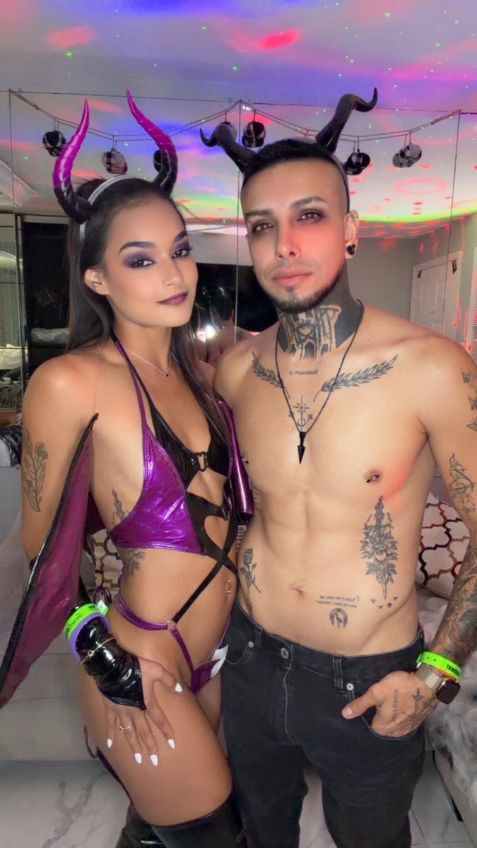 xTheRealZarax's tweet photo. My only devil 😈 @MrGlitterV24 🥵🙈 https://t.co/sy9vc6zh5J