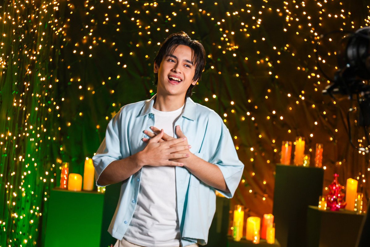 gmanetwork's tweet photo. LET’S LIGHT UP YOUR CHRISTMAS THIS YEAR! 🎄🎁

Handa na ba kayong mapakinggan at mapanood ang handog namin para sa inyo ngayong Kapaskuhan, mga Kapuso? 

Abangan ‘yan sa #GMACSID2026! 😉 https://t.co/KBNrcqC08j