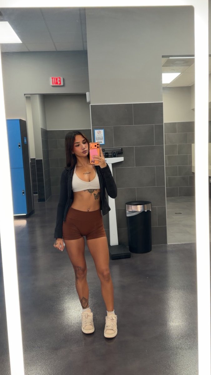 fuckkkiki's tweet photo. Gym girl 😜 https://t.co/60DAKSOsg3