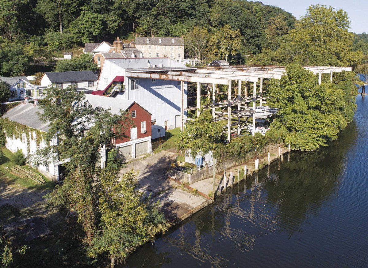 PotomacLocal's tweet photo. Demolition underway at 411 Mill Street drydock in Occoquan dlvr.​it/TW1svm https://t.co/PR4nonlxHw