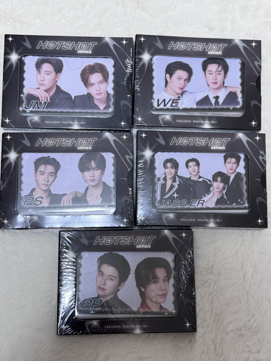 rii83bw's tweet photo. 譲）HOTSHOT SERIES EXCLUSIVE PHOTOCARD SET 
PERTHSANTA
WILLIAMEST
JUNIORMARK
PONDPHUWIN
JASPER

求）1個2250円+送料240円

全て複数あります！
希望の商品+数量記載の上お問い合わせ下さい☺️🙏🏻
よろしくお願いします🥺🙏🏻

#GMMTVFANIVAL2026HappyFamily https://t.co/e5vWDPtn2S