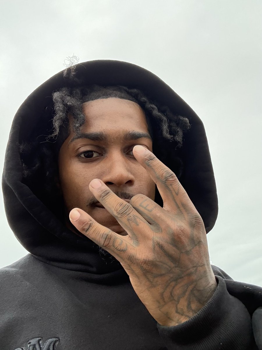 lilkmuneyy's tweet photo. Can I get a Girlfriend? https://t.co/st8me8EjW6