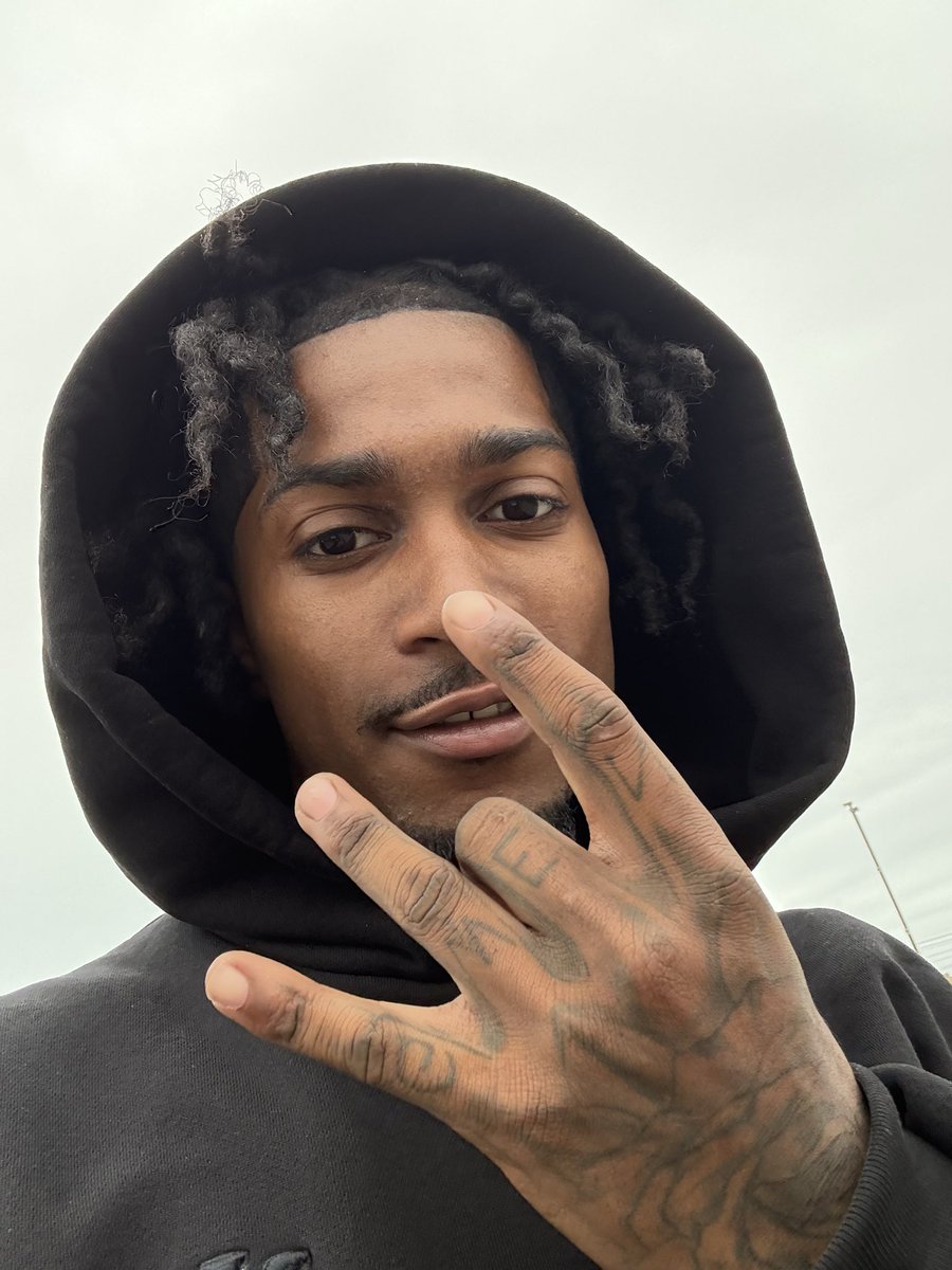lilkmuneyy's tweet photo. Can I get a Girlfriend? https://t.co/st8me8EjW6