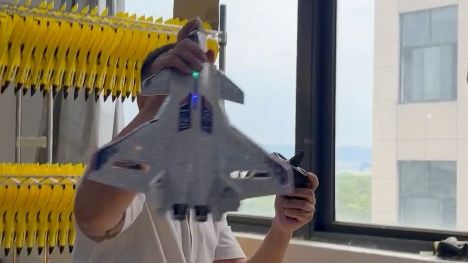 JuiceModel's tweet photo. Built-in lights for cool visual effect.
Lightweight EPP foam material.
Stable flight & crash resistance.
Ideal for hobby collection & gifts.
#RCFighterJet #RCPlaneFactory #ToyWholesale https://t.co/9YO78UXVoc