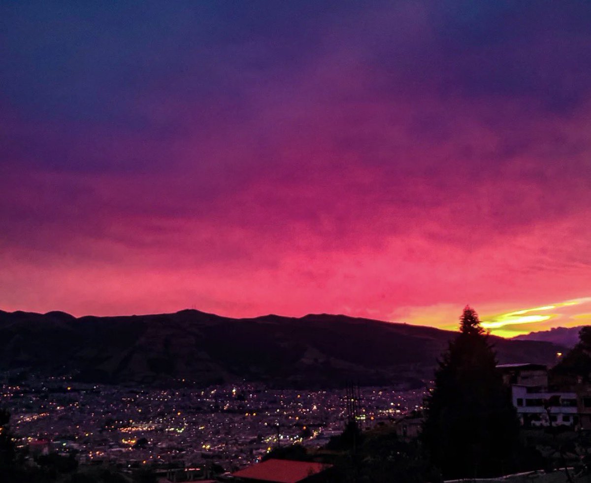 PrimatesUIO's tweet photo. El cielo de Quito después de que casi nos mata nuevamente de un diluvio: https://t.co/2sFwK6qW0I