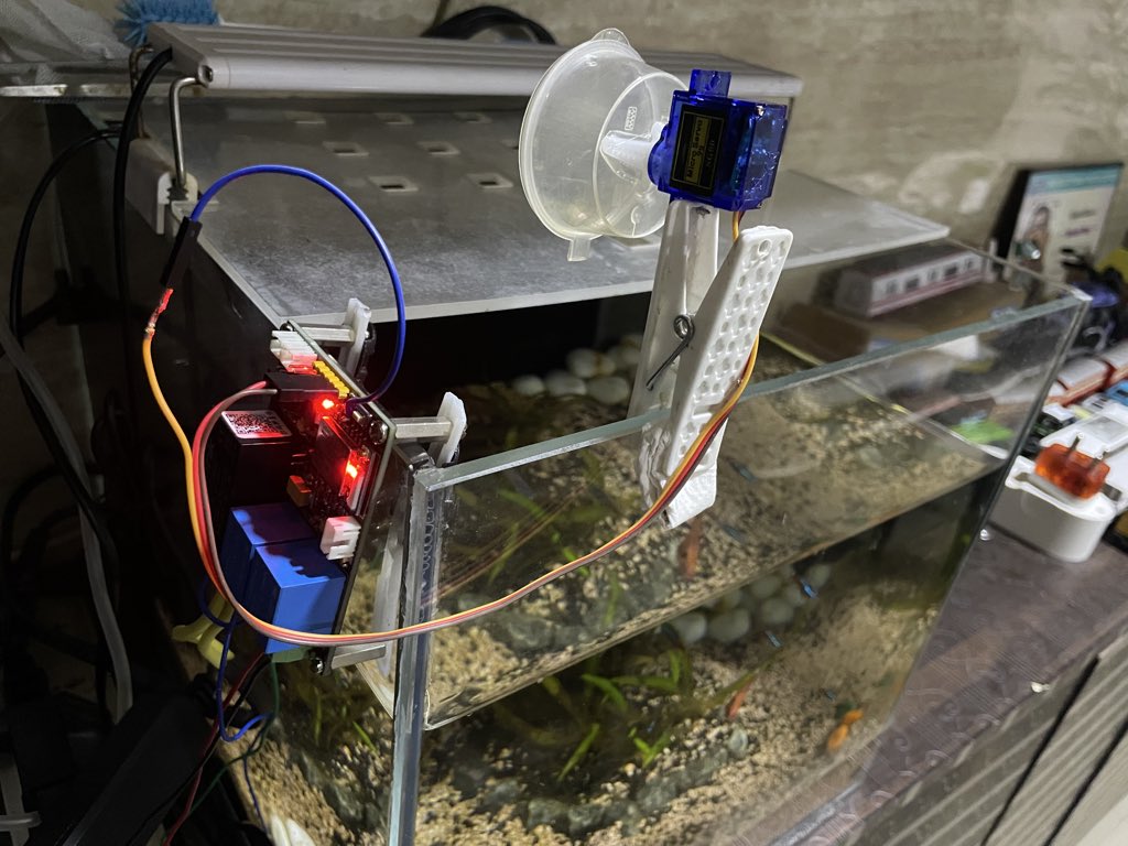 SanuThink's tweet photo. This is what taking care of my aquarium during our vacation - an ESP, a servo and a small plastic container. Filter pump, lamp control and feeding. 

Scheduled and remote control and monitoring. 

#embedded #diy #maker #IoT https://t.co/DhrryzaqKN
