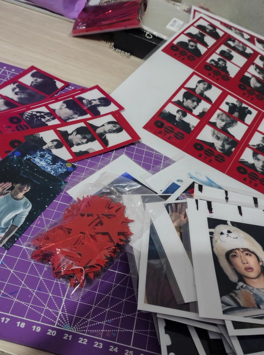 esayonnara's tweet photo. GENTE, OLHA O TANTO DE COISA QUE TÁ SAINDO 😭❤️‍🔥💜 a produção dos freebies tá a todo vapor e eu já tô imaginando encontrar vocês e trocar tudinho no show!! 🥹🫶🏻

#BTS #ARIRANG #arirangworldtour https://t.co/jt0dpgGee6