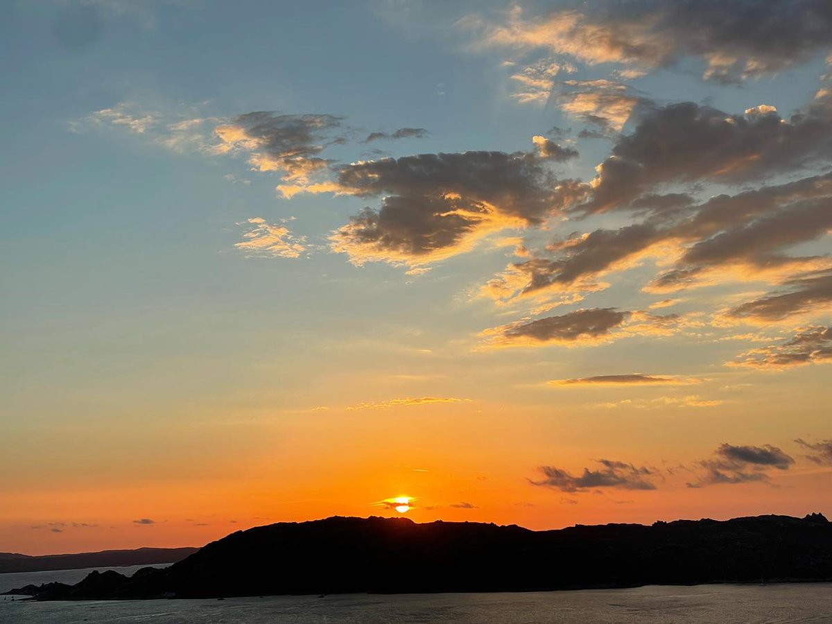 CallumKMaynaJwe's tweet photo. Anche tra le nuvole, il tramonto non smette mai di affascinare. https://t.co/lRl8MeASqX