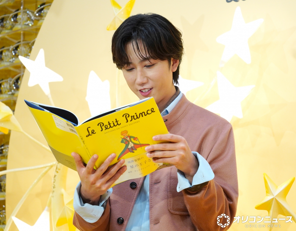 oricon's tweet photo. Snow Man阿部亮平
『星の王子さま』を温かな声で朗読🪐
⠀
心に残った一節も紹介
「いい考えだなと思いました」
https://t.co/ggzkBg6nHA
⠀
ベルルッティ エキシビション @ 銀座 蔦屋書店
特別エキシビション「レゾナンス（共鳴
－『星の王子さま』とベルルッティの対話」 https://t.co/SNuwzOAKlL