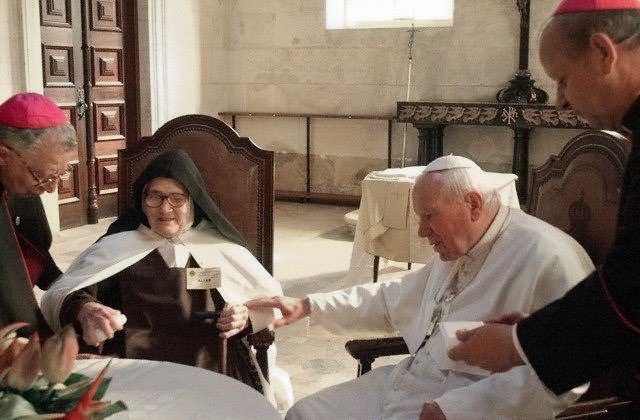 sistervpaul_'s tweet photo. Pope St. John Paul II, pray for us. Venerable Lucia Dos Santos, pray for us. Our Lady of Fatima, pray for us. #PrayTheRosary 🙏🌹🕊️🙏 https://t.co/rj6JmwexoS