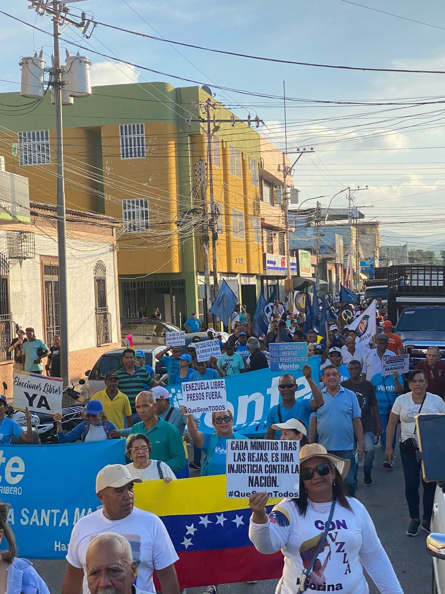 ConVzlaComando's tweet photo. ¡#Sucre gigante!
Así avanza la movilización nacional desde Carupano, en el estado Sucre
A esta hora, cientos de venezolanos en el oriente del país movilizados por el reencuentro de nuestras familias.
¡Ya lo decidimos!
¡Seremos libres! https://t.co/c5kZSPetNE
