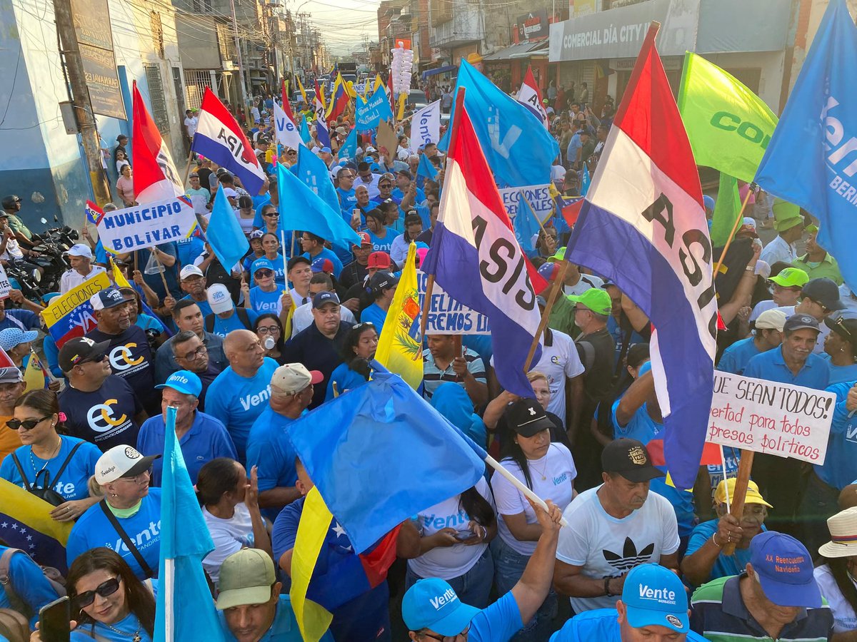 ConVzlaComando's tweet photo. ¡#Sucre gigante!
Así avanza la movilización nacional desde Carupano, en el estado Sucre
A esta hora, cientos de venezolanos en el oriente del país movilizados por el reencuentro de nuestras familias.
¡Ya lo decidimos!
¡Seremos libres! https://t.co/c5kZSPetNE