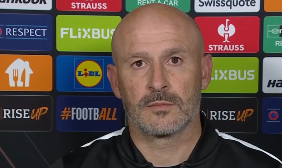 futbolarena's tweet photo. Vincenzo Italiano: "Bu 1 puan çok değerli. Avrupa'da namağlup ilerliyoruz. Üstelik çok kaliteli bir takıma karşı, 4 tane neredeyse hiç oynamamış oyuncularımla sahaya çıktık. 10 kişi kalmamıza rağmen reaksiyon gösterdik.  İlk 11 hakkında şunu söyleyeyim. Böyle bir 11'le çıkmakla sahaya çıkmak zorundaydım. Çünkü sıkışık takvimde sakatlık riski var. Daha önce Orkun, bugün de Miretti yaşadı. Tekrar ediyorum: Avrupa yolculuğumuzda bugün aldığımız 1 puan çok değerli." (TRT Spor)