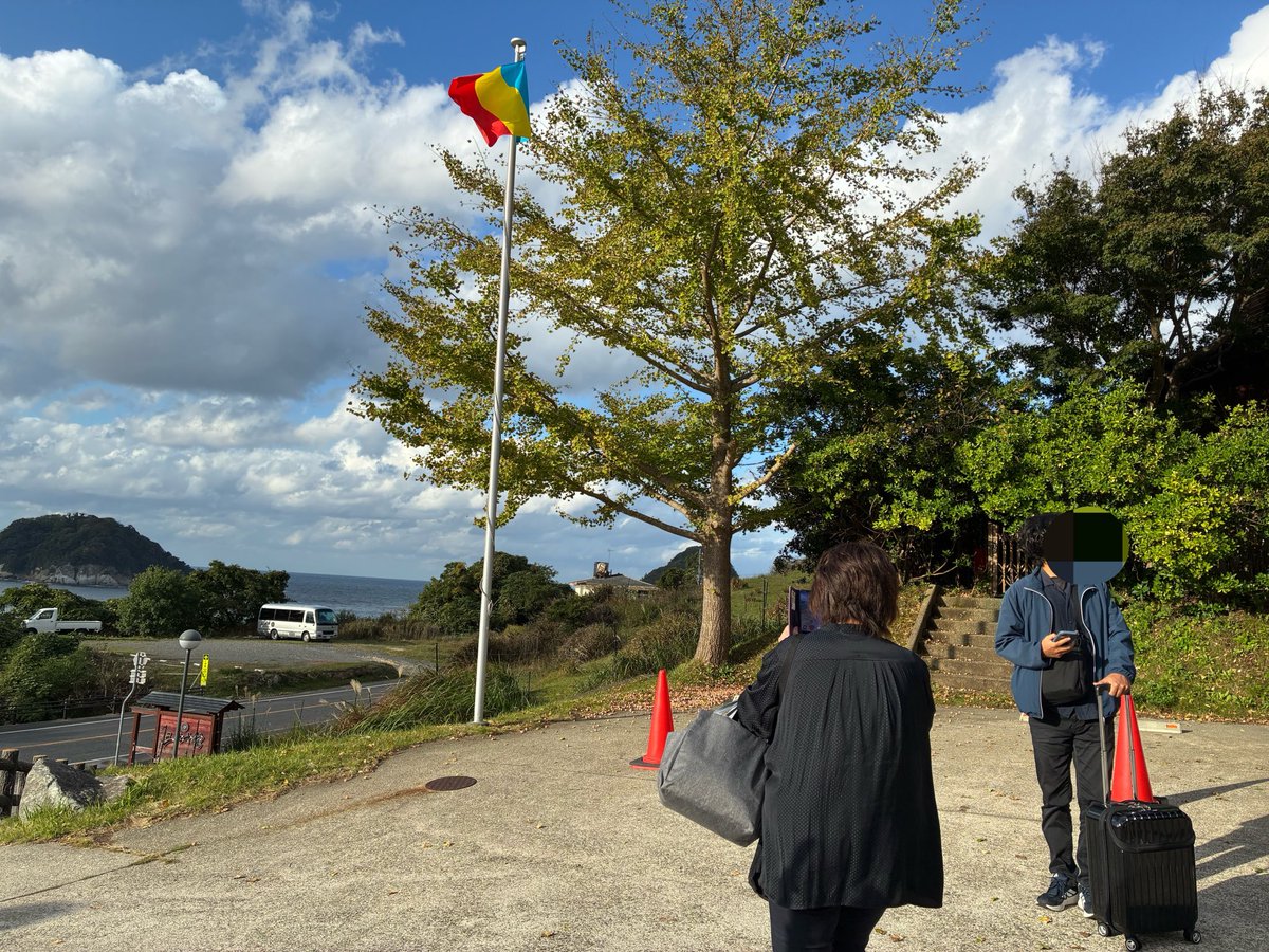 kokko20300's tweet photo. 昨日は、母の納骨に関西池田記念墓地公園に行って来ました。
壮大な景観で心が洗われました

お宿は、香住港前にある、三色旗がそびえ立つ旅館で、イカ🦑とカニ🦀をたらふくいただき，満足です。 https://t.co/o31vu6xh7y