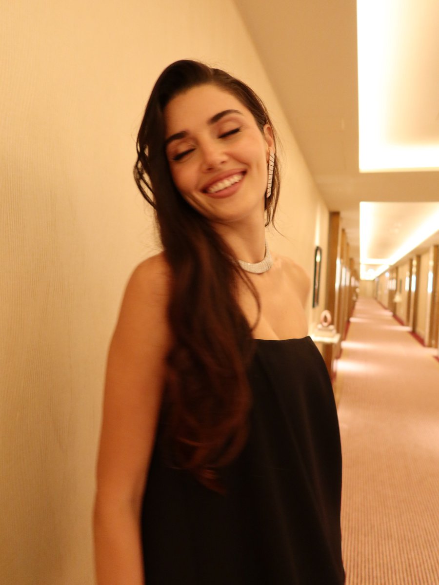 DailyHandeErcel's tweet photo. @pomellato #HandeErçel zarafeti❤️‍🔥 https://t.co/6w17JvX8Xp