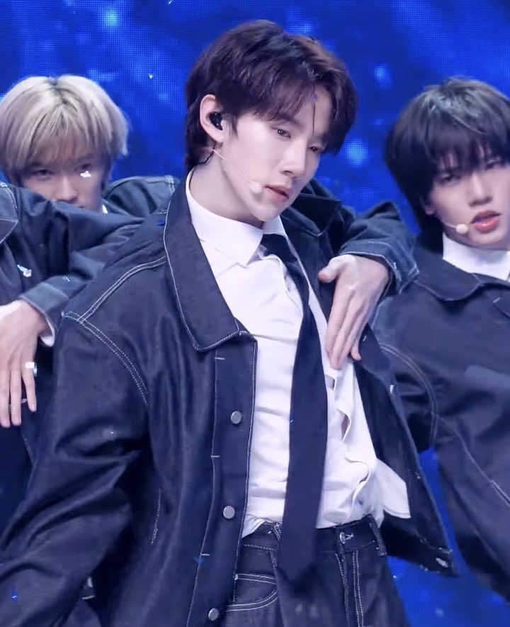 a2osoulteo's tweet photo. the way teo performs this move is so satisfying to watch he’s an amazing dancer #테오 https://t.co/A5wK3pQaTc