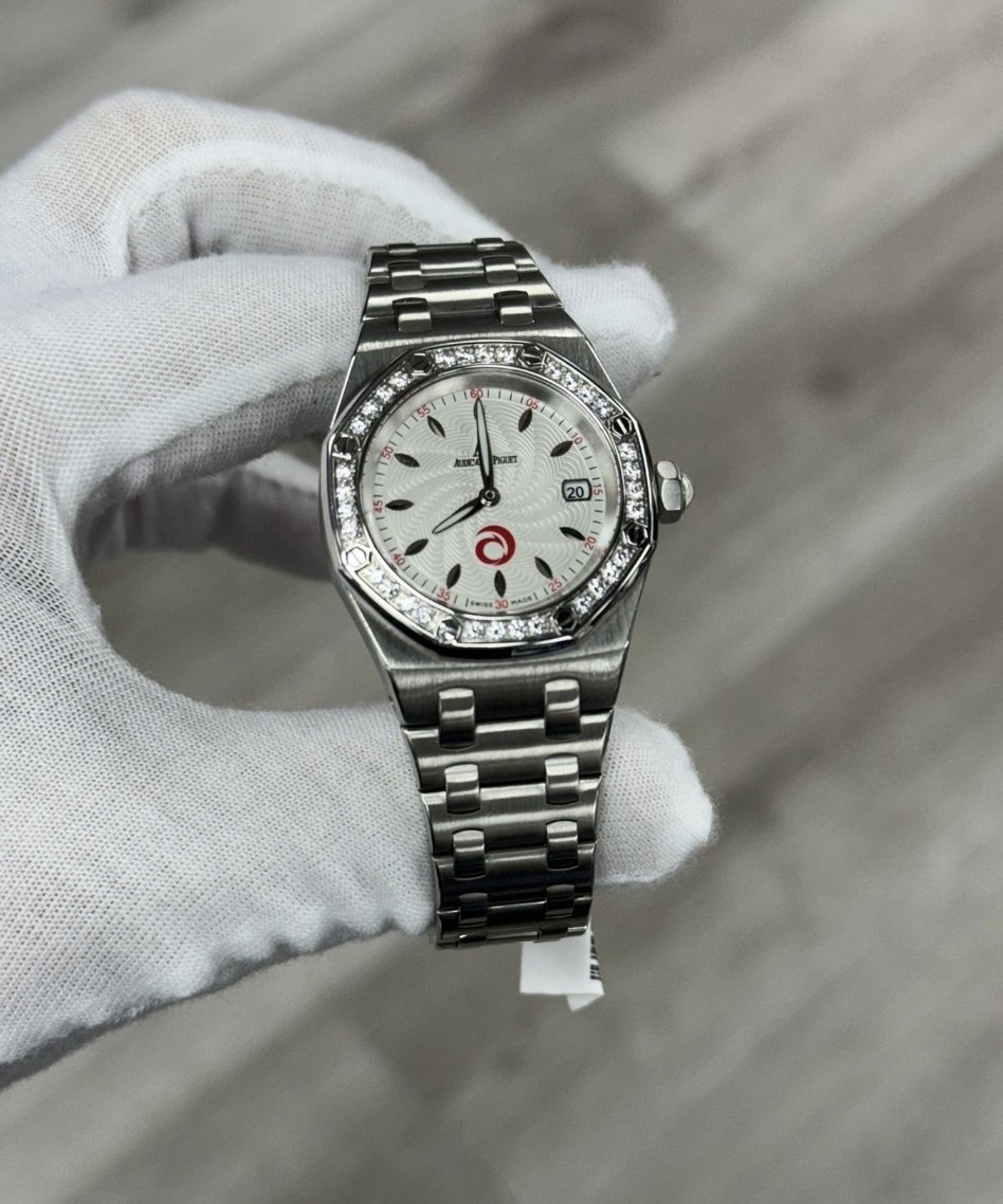 GlobalWatchClub's tweet photo. Audemars Piguet Royal Oak Lady Alinghi (Ref. 67611ST.ZZ.DO12CR.01) limited to an unknown amount of pieces but it has 'Limited edition' engraved on the back. https://t.co/ARqVfgaaSh