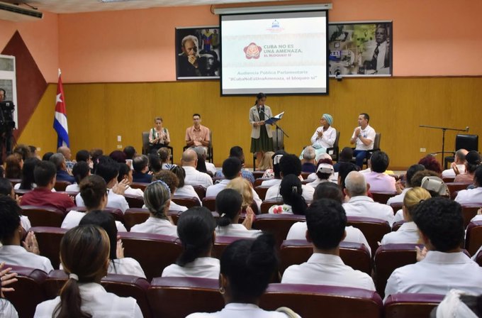 MMarreroCruz's tweet photo. En la voz de nuestros jóvenes, en Audiencia Pública Parlamentaria celebrada hoy, historias conmovedoras sobre los efectos del bloqueo en la vida cotidiana del pueblo cubano. 

Los datos son contundentes, pero el costo humano es incalculable.

#CubaNoEsUnaAmenaza, el bloqueo sí. https://t.co/yOlHq2QtRh