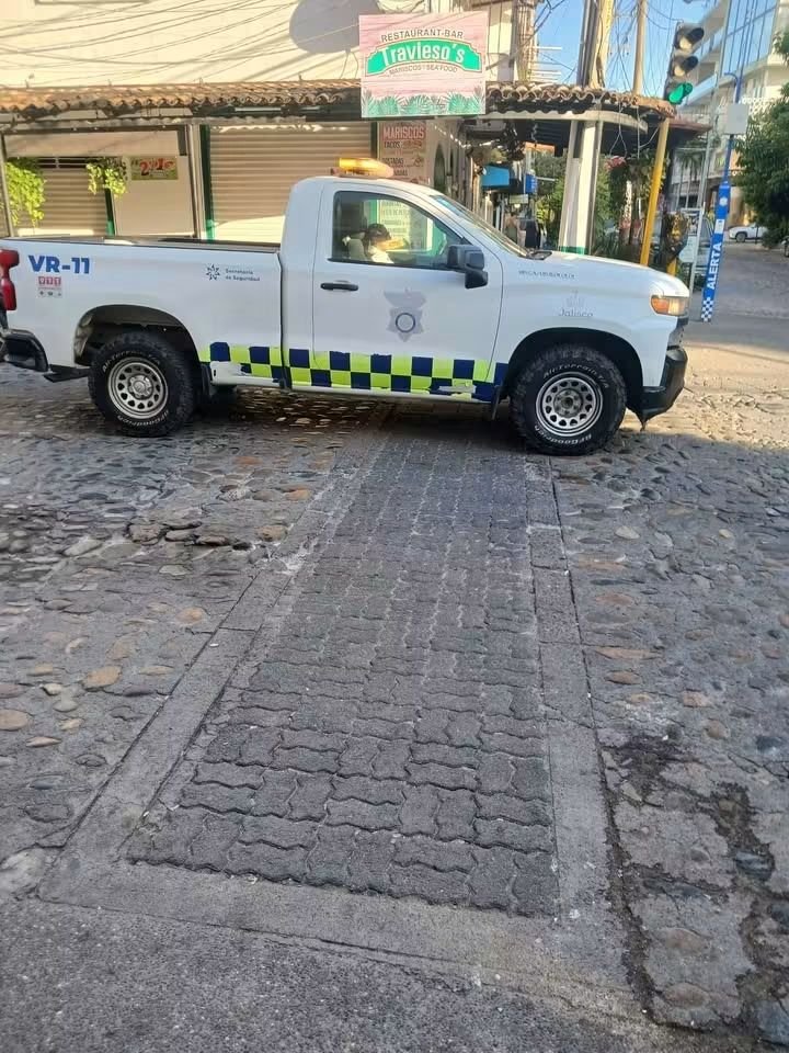 PoderAG_Jal's tweet photo. En esta Administración vamos como los cangrejos, la semilla dejo de germinar en @JaliscoVial @TransporteJal
A la oficial se le olvido el respeto al peatón. No solo es el agua puerca, también es la puerca actitud que volvio con esta gestión. @PabloLemusN https://t.co/p1UJkU7oH4