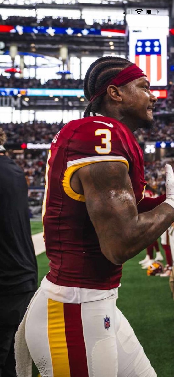 AriUpdatez's tweet photo. Stefon Diggs is so thick 🤤 amazing football butt 😍🍑 https://t.co/bQ0nrmuA6u