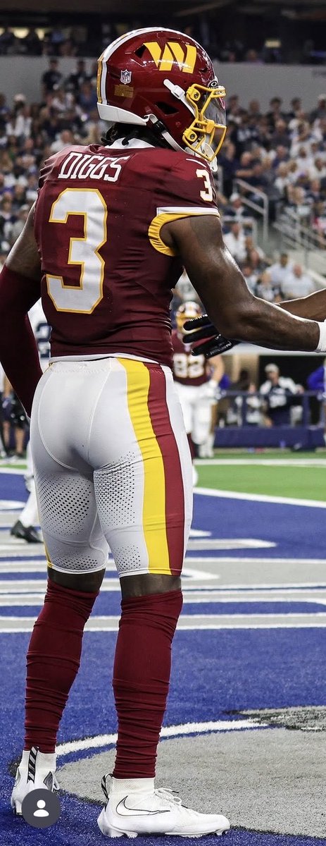 AriUpdatez's tweet photo. Stefon Diggs is so thick 🤤 amazing football butt 😍🍑 https://t.co/bQ0nrmuA6u