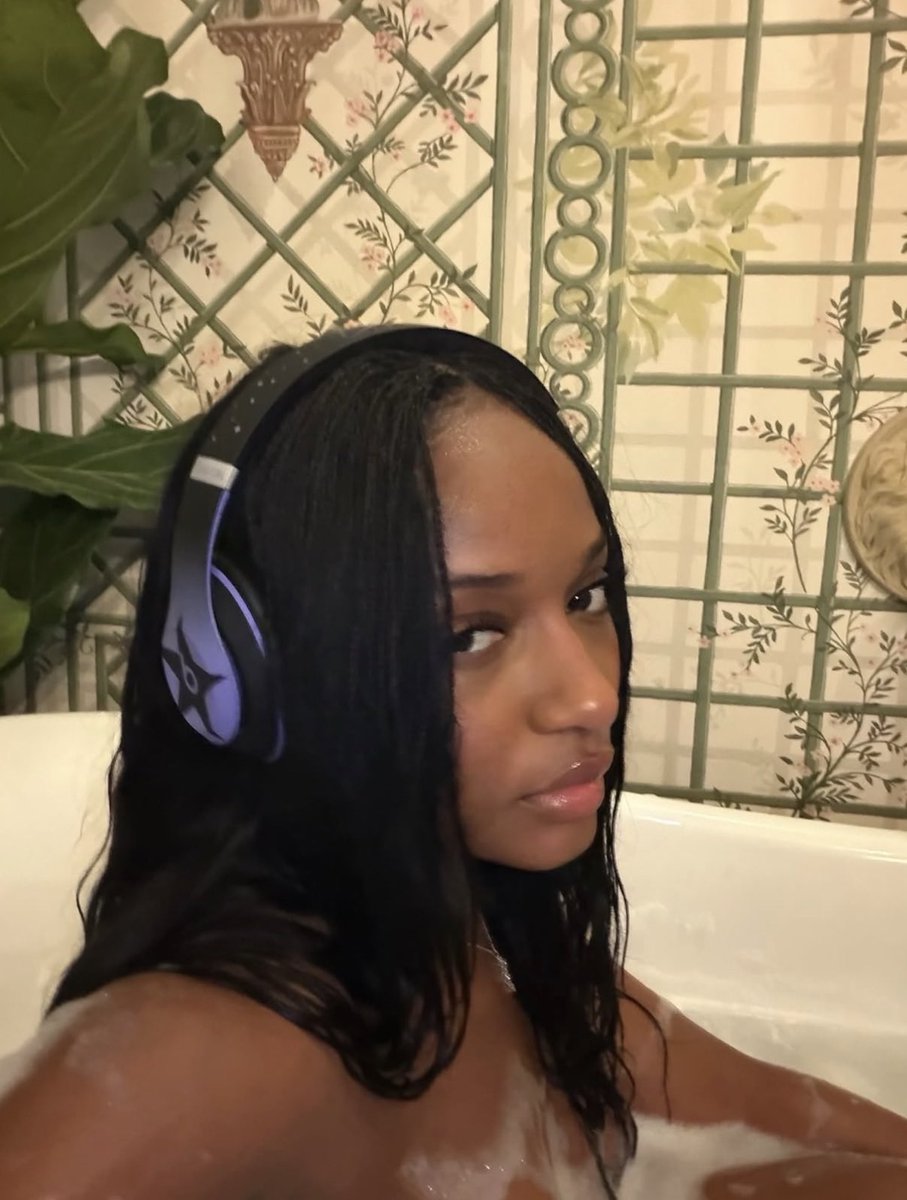 thedebuthub's tweet photo. 🚨 Ayra Starr rocks custom Starrgirl Beats by Dre headphones! 🎧💜 https://t.co/rTSQBjtTnt