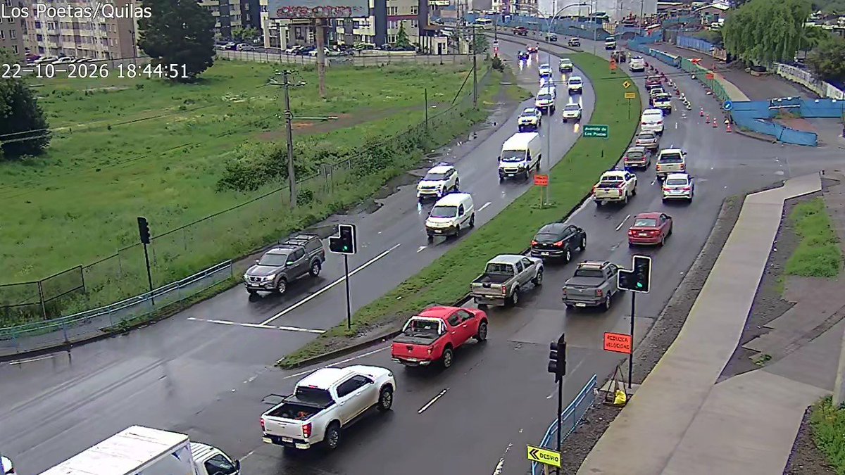 TTILaAraucania's tweet photo. 🔴 Ahora (18:45) alto flujo vehicular en Av. Los Poetas #Temuco. Opte por vías alternativas. https://t.co/CbrDDFDb8j