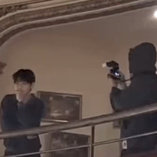ggukvantie's tweet photo. JUNGKOOK SI LE ESTUVO SACANDO FOTOS A TAE EN EL ATENEO,PRÓXIMAMENTE LAS VAMOS A TENER EN EL IG DE JUNGKOOK 😭😭 https://t.co/bi2sopdJ0D
